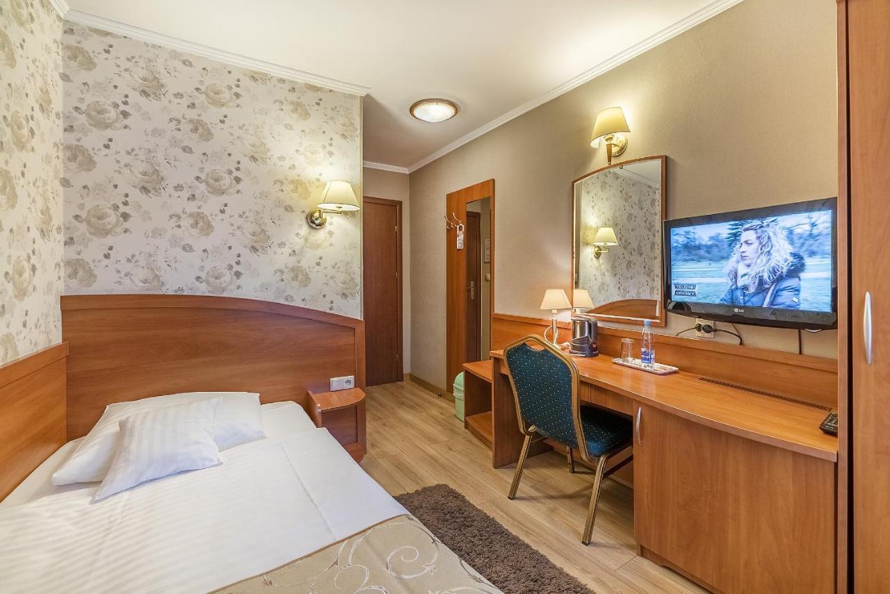 Hotel Doris Oborniki Ngoại thất bức ảnh