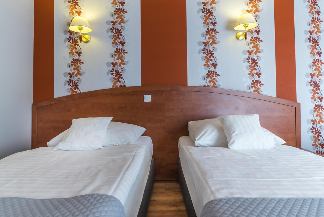 Hotel Doris Oborniki Ngoại thất bức ảnh